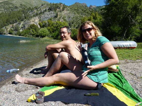Abrindo um vinho em praia do lago Filo Hua Hum, no parque Lanin, região de San Martín de Los Andes, na Argentina